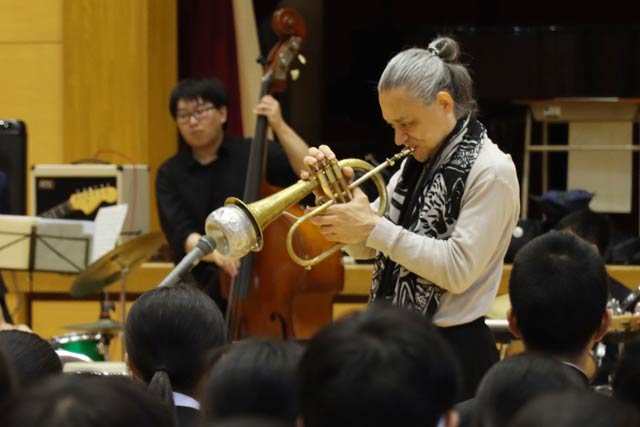 TOKUさんが母校の三条市・第二中で「先輩に学ぶ会」の講師を務める