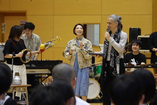 TOKUさんが母校の三条市・第二中で「先輩に学ぶ会」の講師を務める