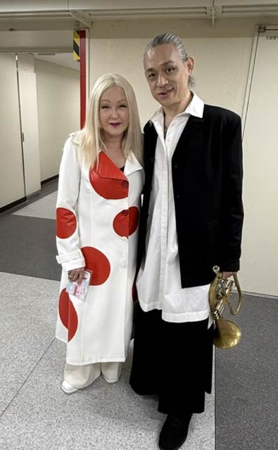 4月25日に日本武道館で開かれたシンディ・ローパーさんのコンサートで共演したTOKUさん