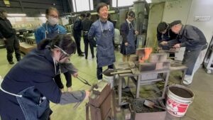三条のルーツの金属加工の技術を三条鍛冶道場で体験
