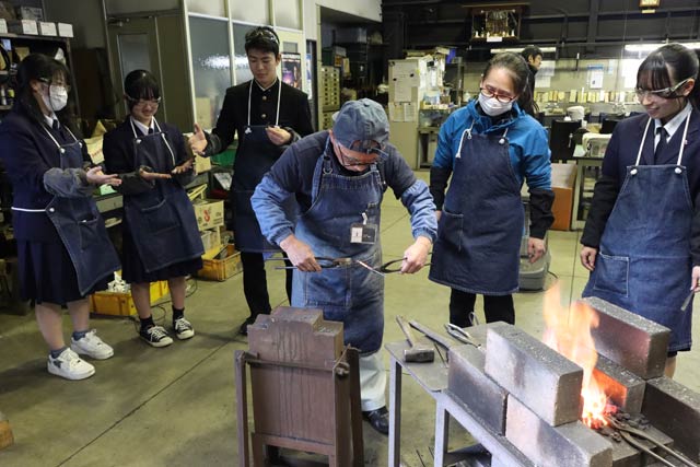 三条のルーツの金属加工の技術を三条鍛冶道場で体験