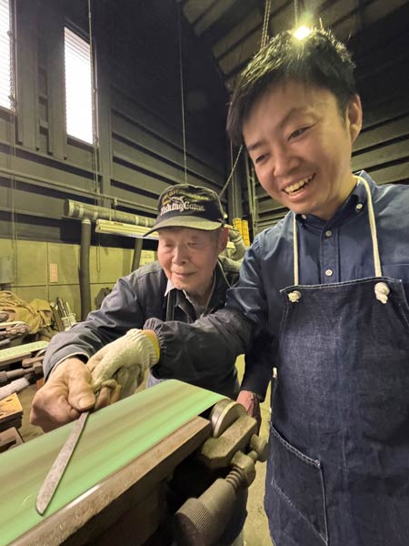 滝沢市長も鍛冶体験に挑戦