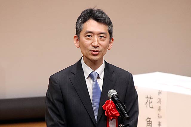 花角知事代理の鈴木副知事