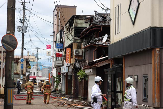10日正午前の火災現場