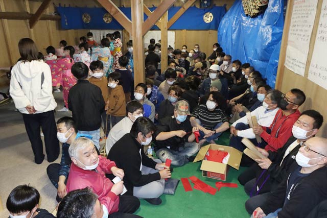 若連中でｋぎっしりの会場