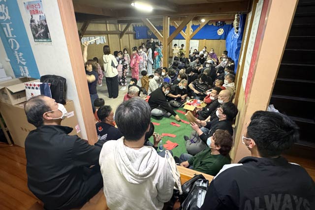 横町万灯保存会の相場理事長らが見学