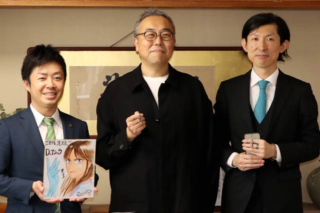 左から滝沢市長、こしのりょうさん、レジの浅野良裕さん