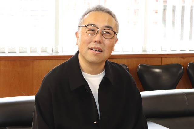 滝沢市長と歓談するコシノリョウさん