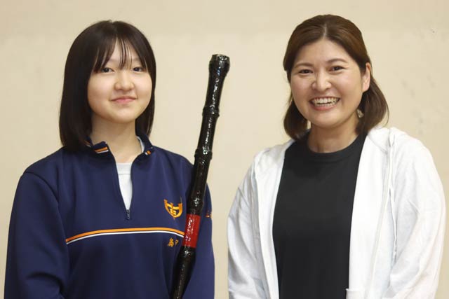 女性初のやっこを務める鳥羽さん(左)と倉橋さん