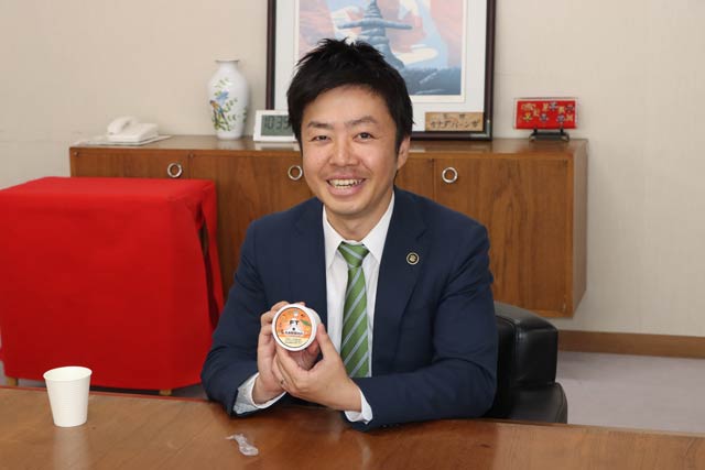 「ごんぼっぱアイス」を試食する滝沢市長