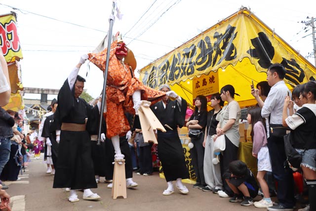 八幡宮参道から八幡小路を進む大名行列のてんぐ