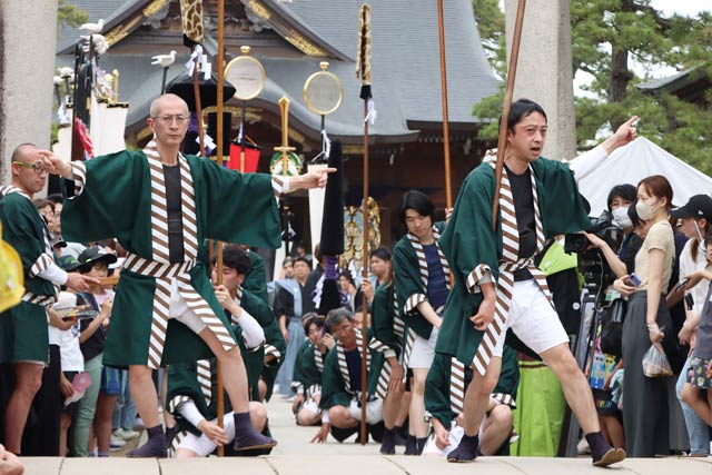八幡宮を出るやっこ