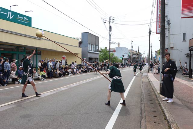 アーケードが撤去された三条中央商店街は紅白幕がなくなったが広々