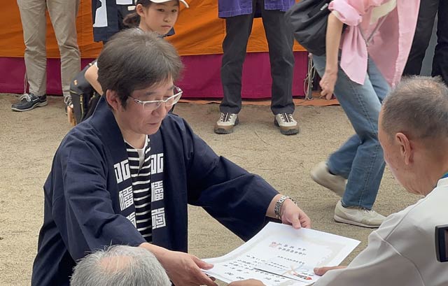 金賞の表彰を受ける八幡町