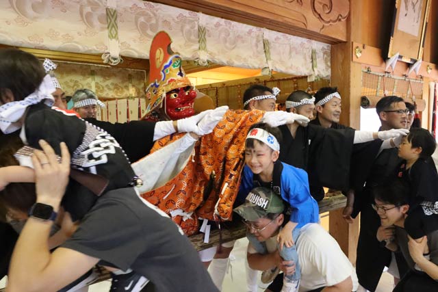 天狗や神官に子どもの頭をなでてもらう