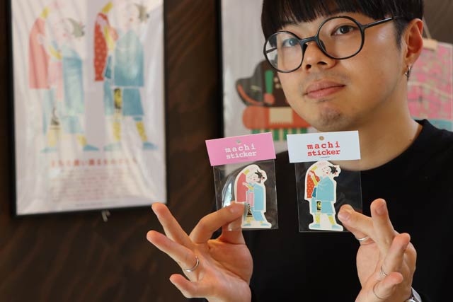 万灯のステッカーをデザインした「まちトープ」のシマダ マサノリさん