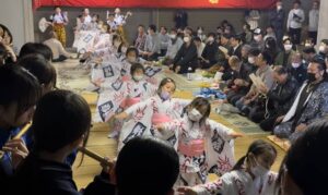 燕・戸隠神社の春祭りに向けて横町の万灯の練習で伝統をつむぐ