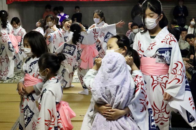 休憩時間もにぎやかな踊り子