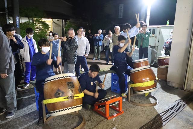 笛や太鼓を奏でる