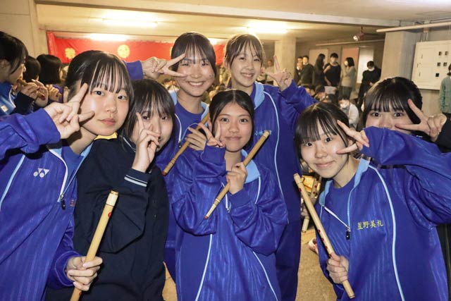笛を吹く元踊り子など