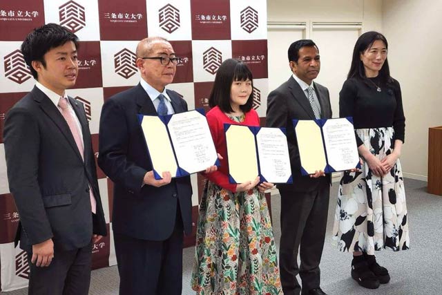 左から三条市・滝沢市長、高波龍風記念財団の高波代表理事、佐藤ひらりさん、シャハリアル学長、佐藤ひらりさんの母の佐藤絵美オフィスMAZEKOZE代表