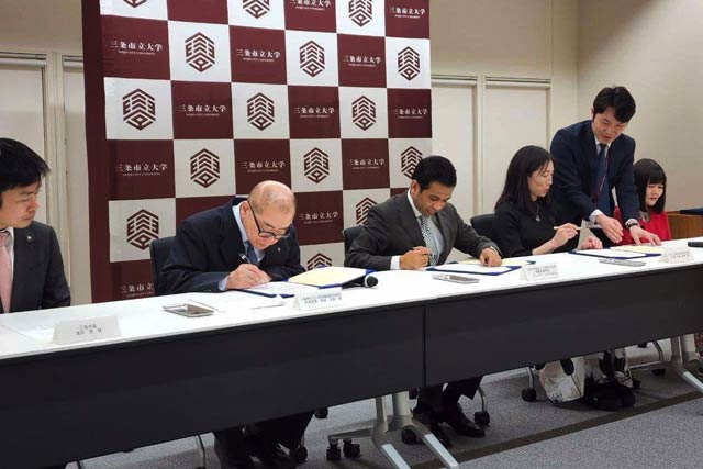 校歌制作の委託契約の協定書に署名