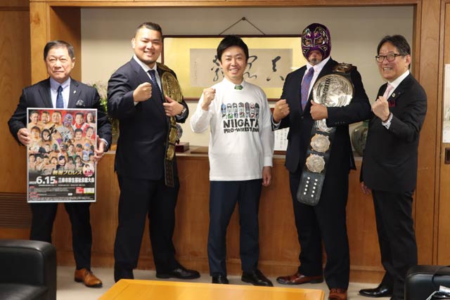 左から乙川会長、鈴木敬喜、滝沢市長、ビッグ・THE・良寛、関川理事