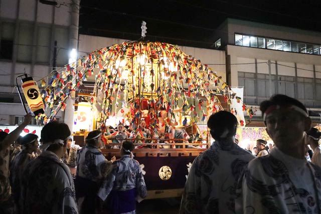 万灯を戸隠神社前へ