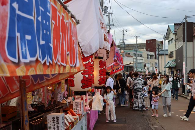 露店が並ぶ目抜き通り