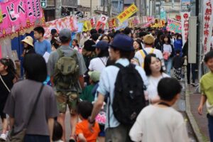 【燕春祭り】露店は昨年と同数の108店で雨上がりの夕方からにぎわう