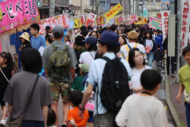 露店が並ぶ目抜き通り