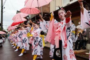【燕春祭り】横町万灯保存会は雨のなかでピンクの傘の下で伊勢音頭を舞う