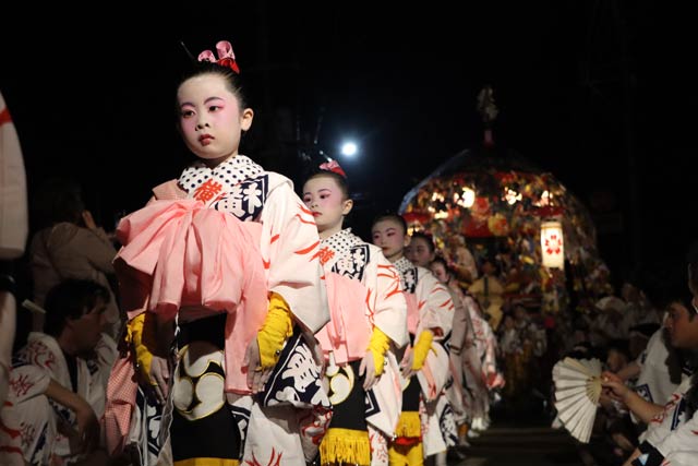 中央通1交差点手前で街頭踊り