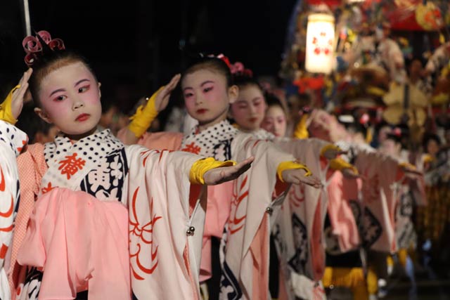 中央通1交差点手前で街頭踊り