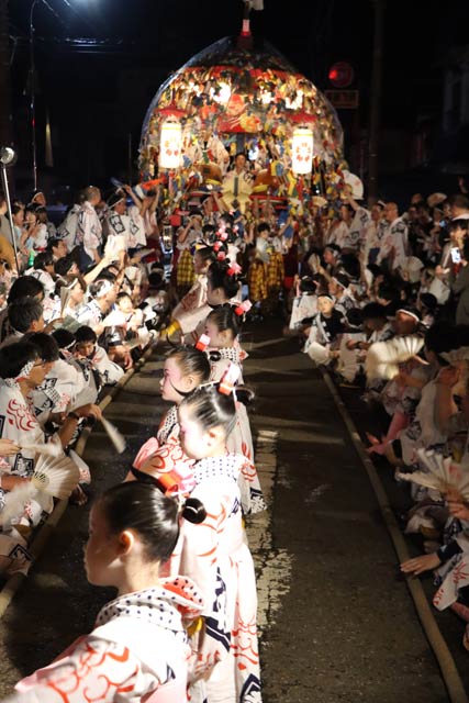 中央通1交差点手前で街頭踊り