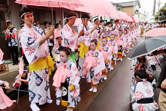 花柳流師匠の家の前で