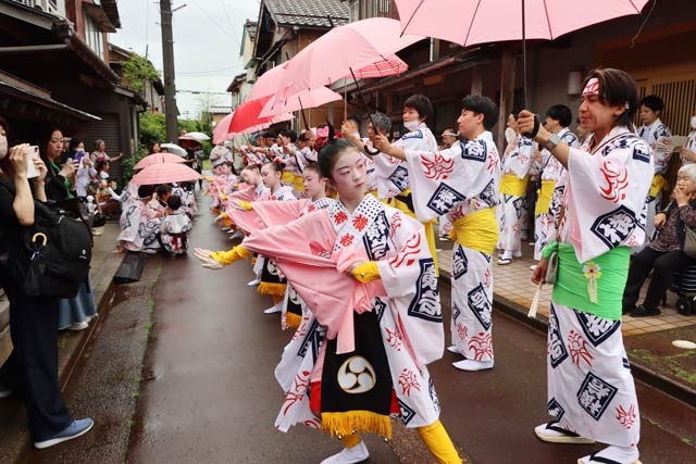 花柳流師匠の家の前で