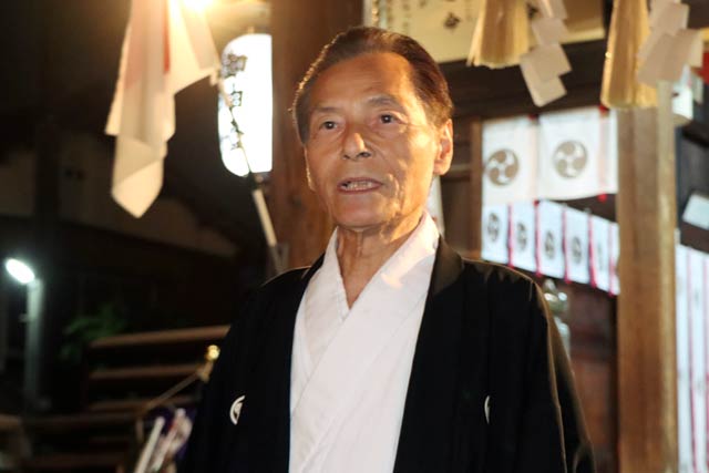あいさつする星野宮司