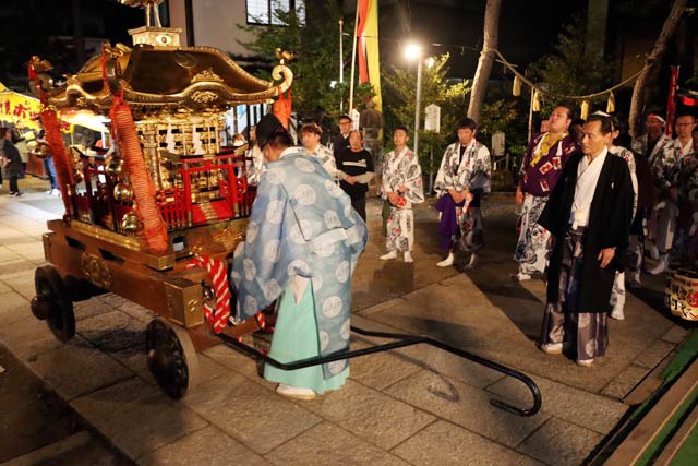 還御祭でみこしから御霊を戻す