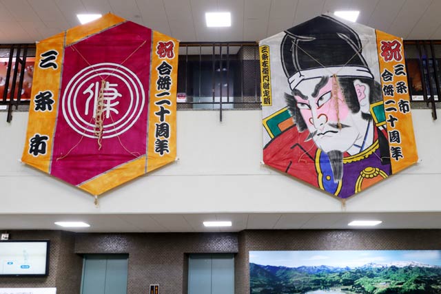 三条市役所正面玄関を飾る合併20周年記念の三条六角巻凧