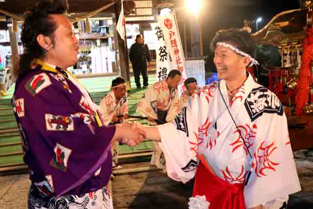 がっちり握手する両総代