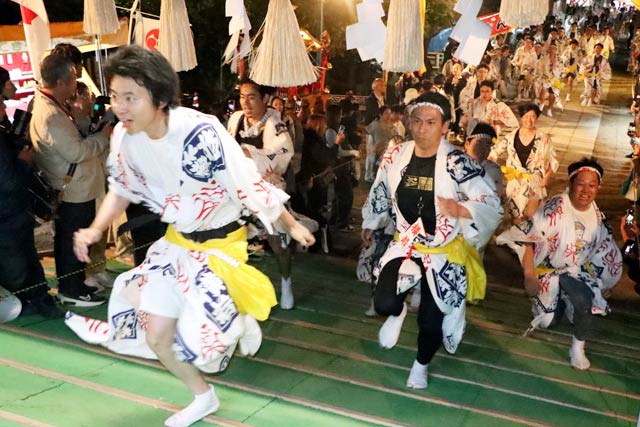 横町万灯保存会の舞い込み