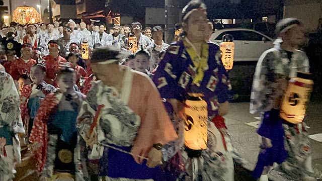 ､舞い込みに向かう木場小路万灯組