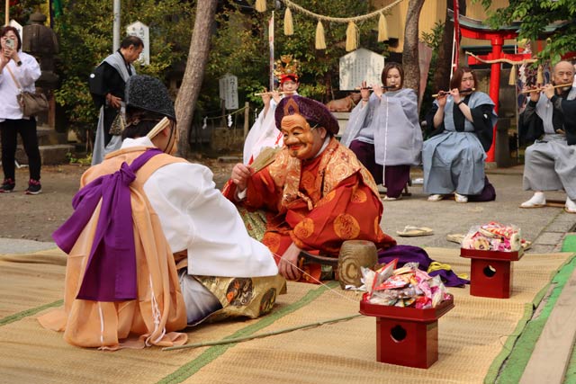 燕御神楽神伶会が神楽舞を奉納「福神遊の舞」