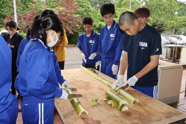 田上中3年生がタケノコ作りの下処理