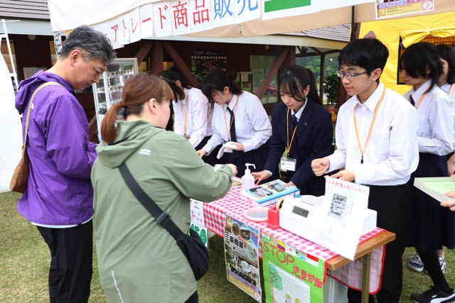 「道の駅 漢学の里 しただ」で「ごんぼっぱアイス」を販売する三条商業高校商業クラブ