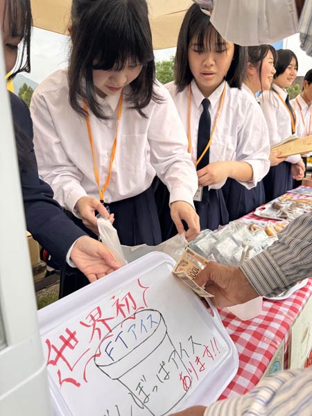 世界初のごんぽっぱアイスをアピール