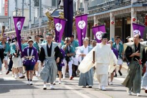 猛暑のなかで加茂祭りの御神幸行列 別名「乳母祭り」で初めて中学生も参加
