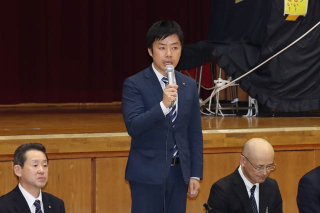 あいさつする滝沢市長