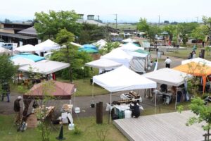 25日まで「道の駅 SORAIRO 国上」でクラフトフェア ロイズの移動販売車は行列の人気
